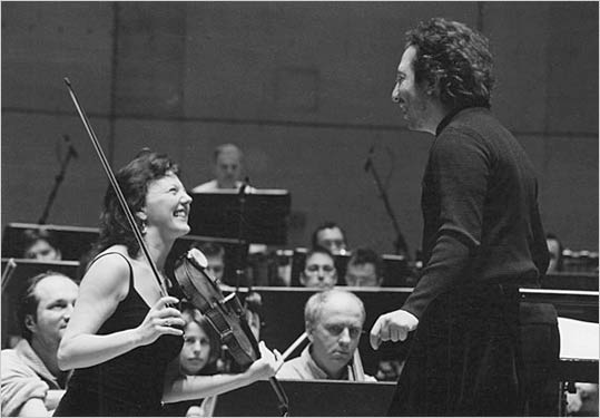 Tasmin and conductor George Pehlivanian during rehearsals